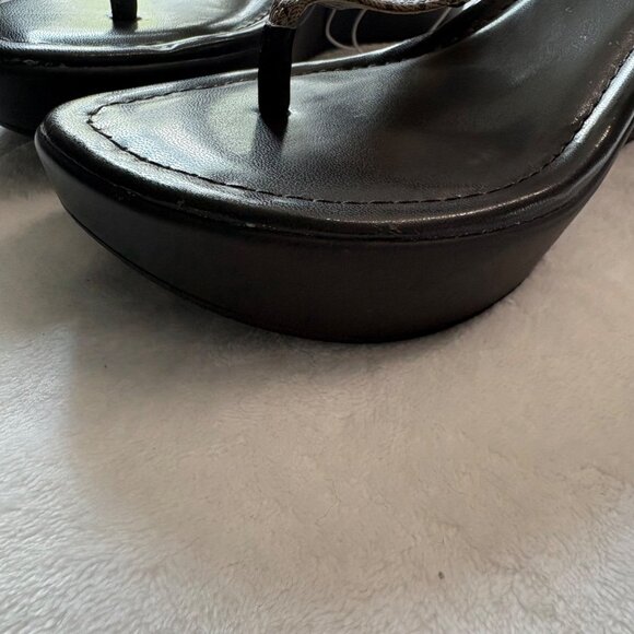 Guess Womens Monogrammed Brown Sandals With Gold Logo & Open-Toe Design Size 8 - Picture 7 of 13